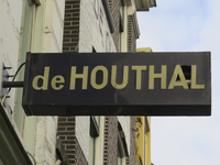 901017 Afbeelding van het uithangbord van de HOUTHAL (Twijnstraat 59) te Utrecht.N.B. De zaak bestaat niet meer.